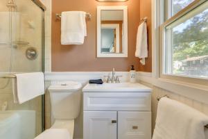 un bagno con un lavandino e una doccia di Charming Highland Falls Home Less Than 2 Mi to West Point! a Highland Falls