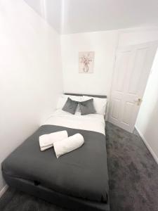 Ένα ή περισσότερα κρεβάτια σε δωμάτιο στο Lovely 2 Bedroom House