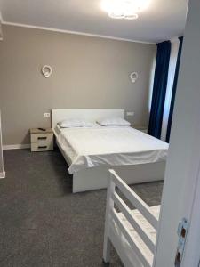 En eller flere senge i et værelse på Apartament Orizont