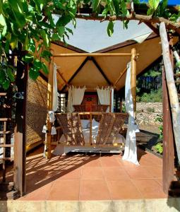 阿利坎特的住宿－casa India，天井上配有桌椅的帐篷