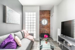 ハミルトンにある1BR Apt in Hamilton's Best Neighbourhoodのソファとテレビのあるリビングルーム