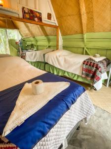 Una habitación con 2 camas en una tienda en Unicorn Reborn - Peaceful Rentals, en San Marcos La Laguna