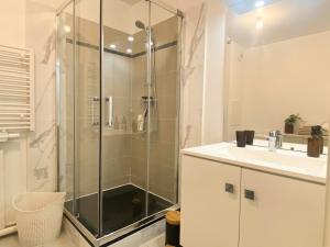 a bathroom with a shower and a sink at Le Refuge Urbain in Villejuif
