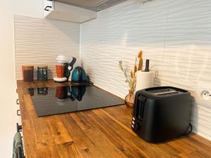 a toaster sitting on a wooden floor in a room at Le Refuge Urbain in Villejuif