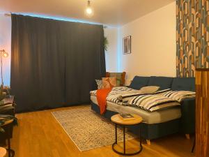 a living room with a couch and a table at Le Refuge Urbain in Villejuif