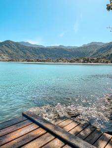 サンセバスチャンにあるVilla Dei Fioriの山を背景にした湖の桟橋
