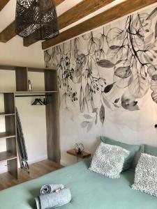 een slaapkamer met een groen bed en een muurschildering bij VerOliv : Superbe appartement rénové proche du centre-ville in Le Creusot