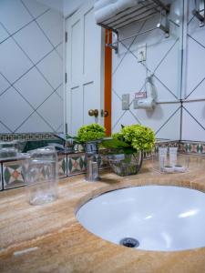 a bathroom counter with a sink and a mirror at Hotel Britania San Borja in Lima