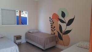 a bedroom with a bed and a plant on the wall at HillTop Serra da Mantiqueira in Sapucaí-Mirim