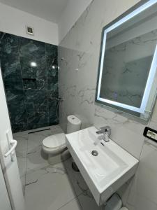 Koupelna v ubytování Hotel Kaloshi