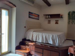 ein Schlafzimmer mit einem Bett, einer Kommode und einem Fenster in der Unterkunft Domida Apartment in Bari