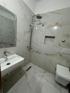 Koupelna v ubytování Hotel Kaloshi