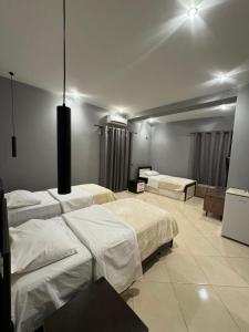 Postel nebo postele na pokoji v ubytování Hotel Kaloshi
