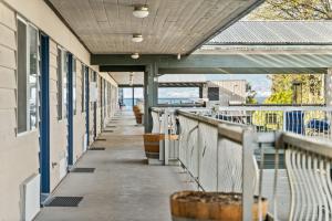 un couloir vide d'un bâtiment avec terrasse couverte dans l'établissement Okanagan Lakefront Resort, à Penticton