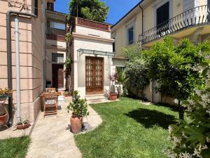 a courtyard of a house with a yard with plants at Monolocale Pura Vida in Viareggio