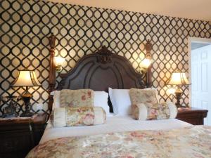 una camera con un grande letto con due lampade di Crystal Springs B&B a Killarney