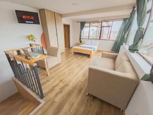 un soggiorno con un divano e un tavolo di Hotel Chasky Cuenca a Cuenca