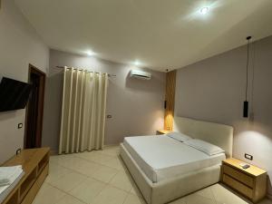 Postel nebo postele na pokoji v ubytování Hotel Kaloshi