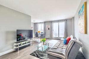 Televiisor ja/või meelelahutuskeskus majutusasutuses 1BR Glenview West Apt with Patio - Near Downtown