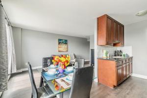 Köök või kööginurk majutusasutuses 1BR Glenview West Apt with Patio - Near Downtown