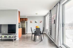 Istumisnurk majutusasutuses 1BR Glenview West Apt with Patio - Near Downtown