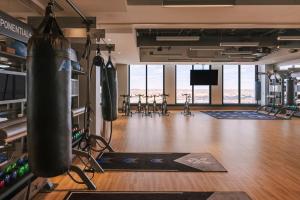 ein leeres Fitnessstudio mit Sandsäcken, die von der Decke hängen in der Unterkunft Sonder at North Loop Green in Minneapolis