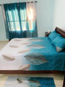 a bedroom with a bed with fishnets on it at VILLA GUAVABERRY n in Paraíso