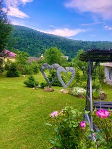 una scultura di cuore in mezzo a un giardino di Good House Yaremche a Jaremče