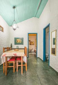 a dining room with a table and chairs at Chalé Vermelho - Sítio Caldeirão in Araras Petropolis +34 photos