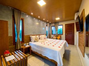 um quarto com uma cama grande num quarto em Pousada Brisas de Sagi em Baía Formosa