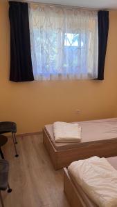 Postel nebo postele na pokoji v ubytování Manuela Ifjúsági Hotel