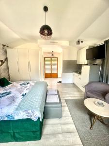 Postel nebo postele na pokoji v ubytování Apartmani Lara&Sara + 75 fotografií