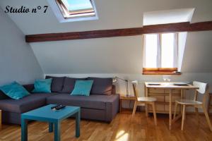 sala de estar con sofá y mesa en StudioLille - Rue d'Anvers en Lille