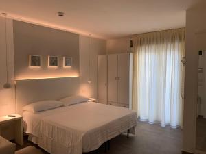 A bed or beds in a room at Daniel Apartments