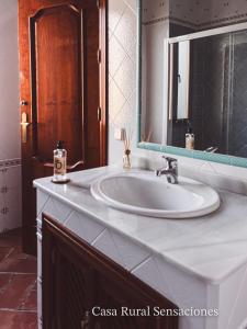 Castaño de Robledo的住宿－Sensaciones，浴室设有白色水槽和镜子