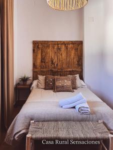 Castaño de Robledo的住宿－Sensaciones，一间卧室配有一张床,上面有两条毛巾