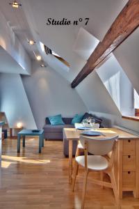 een woonkamer met een tafel en een bank bij StudioLille - Rue d'Anvers in Lille