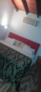 uma cama num quarto com tecto em Alojamiento walter em Ezeiza