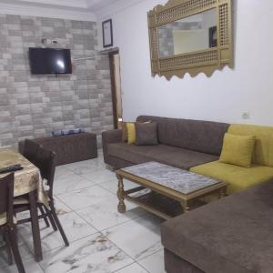 a living room with a couch and a table and a mirror at casa omar in Chefchaouene