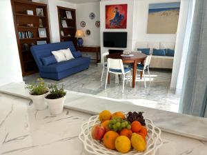 ein Wohnzimmer mit einer Obstschale auf dem Tisch in der Unterkunft Diletta Beach Estepona in Estepona