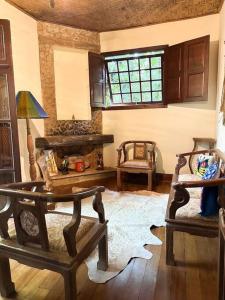 a living room with a table and two chairs at Casa chalet, Centro, vaga 2 carros, alto padrão in Tiradentes