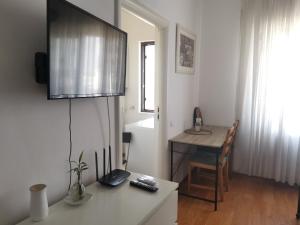 een woonkamer met een bureau en een tafel met een bureau bij Coffee Residence 1 in Boekarest