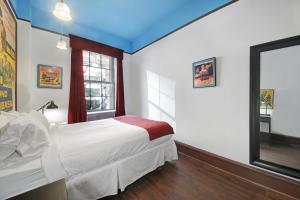 a bedroom with a bed and a window at Chelsea Pines Inn in New York