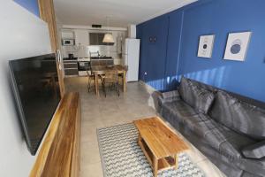 圣米格尔·德·图库玛Cipres 4 B的客厅里有一张沙发和一张桌子。