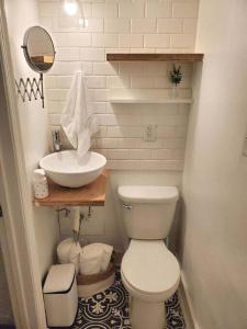 Et badeværelse på CuteCozy Tiny Loft near NCSU Dwntwn Raleigh