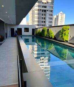 una piscina en la azotea de un edificio en Lar no Bueno/ Apto. de Luxo 2 quartos, en Goiânia