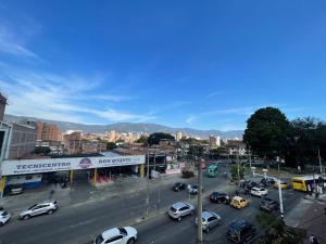 Una ciudad con muchos coches aparcados en una calle en Apartamento cómodo , grande , céntrico , bien ubicado apto 303, en Medellín