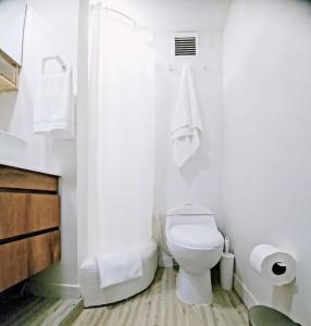 Ένα μπάνιο στο Exec-Suite - Top Rated Stay in Downtown - Comfort & Quality