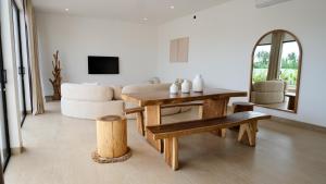 a living room with a table and a couch at Villa YAOUH à Seseh in Munggu