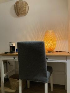 een bureau met een stoel en een lamp erop bij "b&b CIUSCIACABBOLA" NOTO - Tiny House in Noto